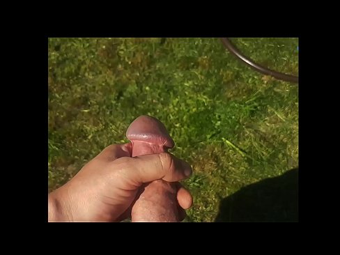 ❤️ Una guapa calenta es folla el seu cony rosa i es corre amb un esquitxat en un jardí d'estiu ❤️ Porno anal a nosaltres ❤
