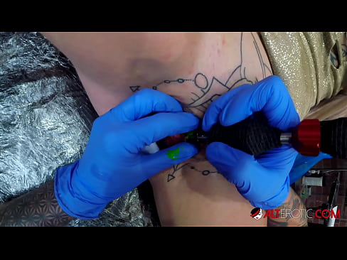 ❤️ La bomba Sully Savage, molt tatuada, es va tatuar al clítoris ❤️ Porno anal a nosaltres ❤